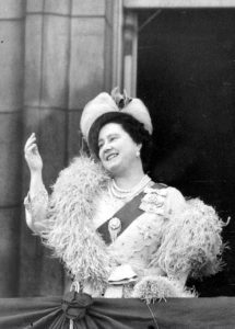 king-george-vi-and-the-queen-mom-wave-to-crowd-E0KT39