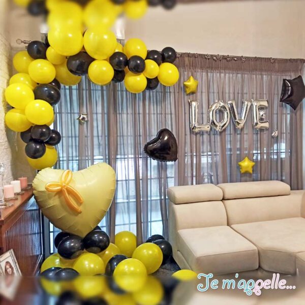 Σύνθεση απο μπαλόνια μαύρο κίτρινο love