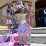 Ονειρεμένος στολισμός και candy bar στη βάπτιση στην Κοίμηση της Θεοτόκου, Γλυφάδα. Candy bar και στολισμός βάπτισης στην Κοίμηση Θεοτόκου, Ευρυάλη Γλυφάδας, με φούξια και λιλά λουλούδια. Η διακόσμηση συνδυάζει φούξια, λιλά και λευκά άνθη, προσφέροντας ένα παραμυθένιο σκηνικό για την βάπτιση της μικρής Μαλίνα. Αναλαμβάνουμε εξολοκλήρου τον στολισμό βάπτισης σε όλη την Αττική, με αγάπη και λεπτομέρεια.